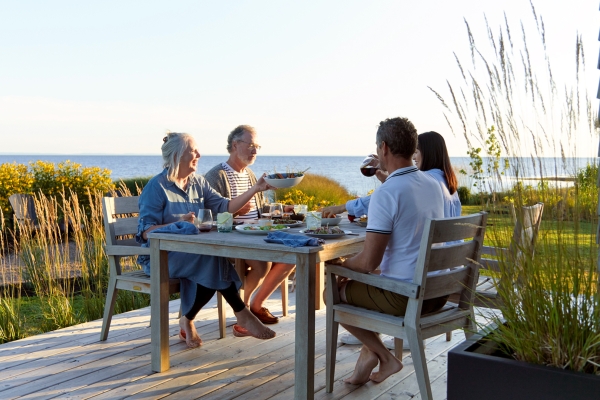 Summer Lifestyle, ocean view, people sitting at a table