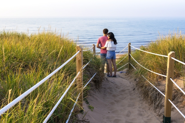 Greenwich PEI-National-Park, Couple on path